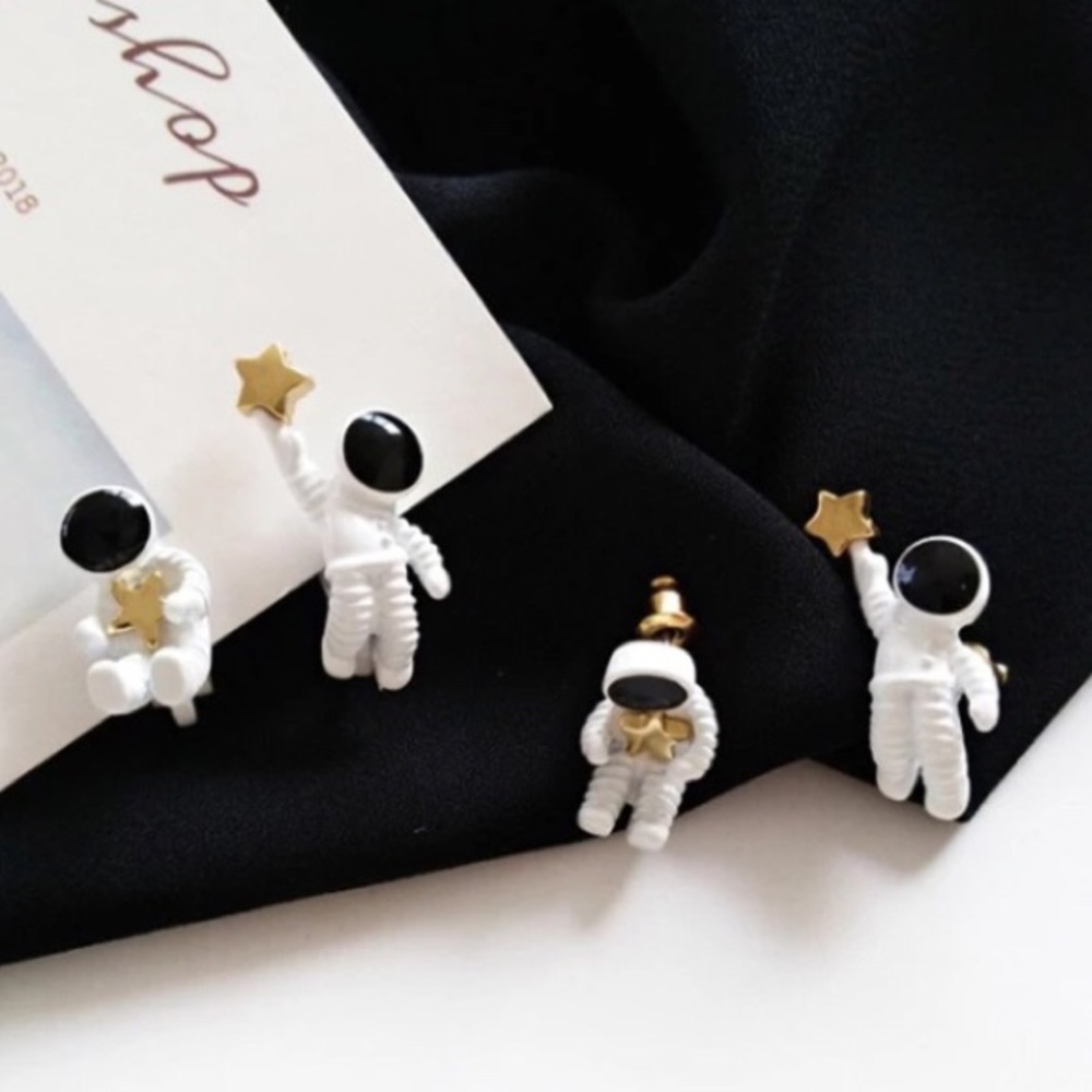 βοΈ 2/$24 Astronaut Earrings βοΈ - Picture 1 of 5